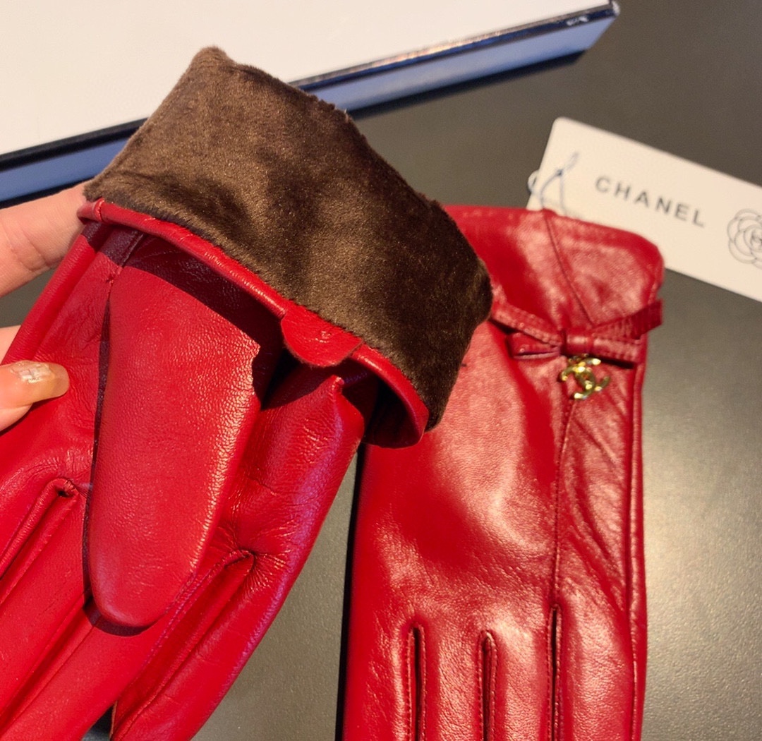 Ch**el Gloves In Red