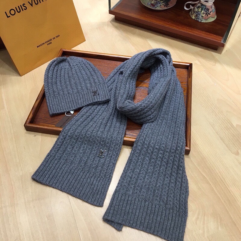 L0vis Vvtt0n Beanie & Scarf Set In Grey