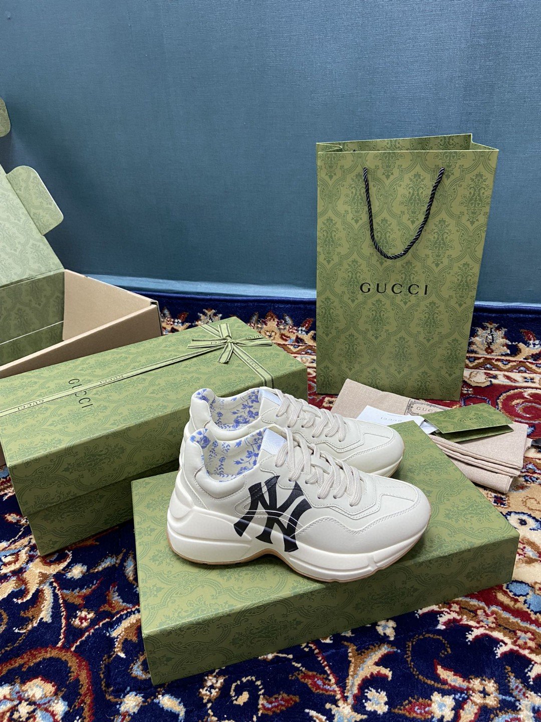 Gvc*1 Women’s Rhyton Sneaker GG With NY Yankess White Ivory For Women 548638 DRW00 9022