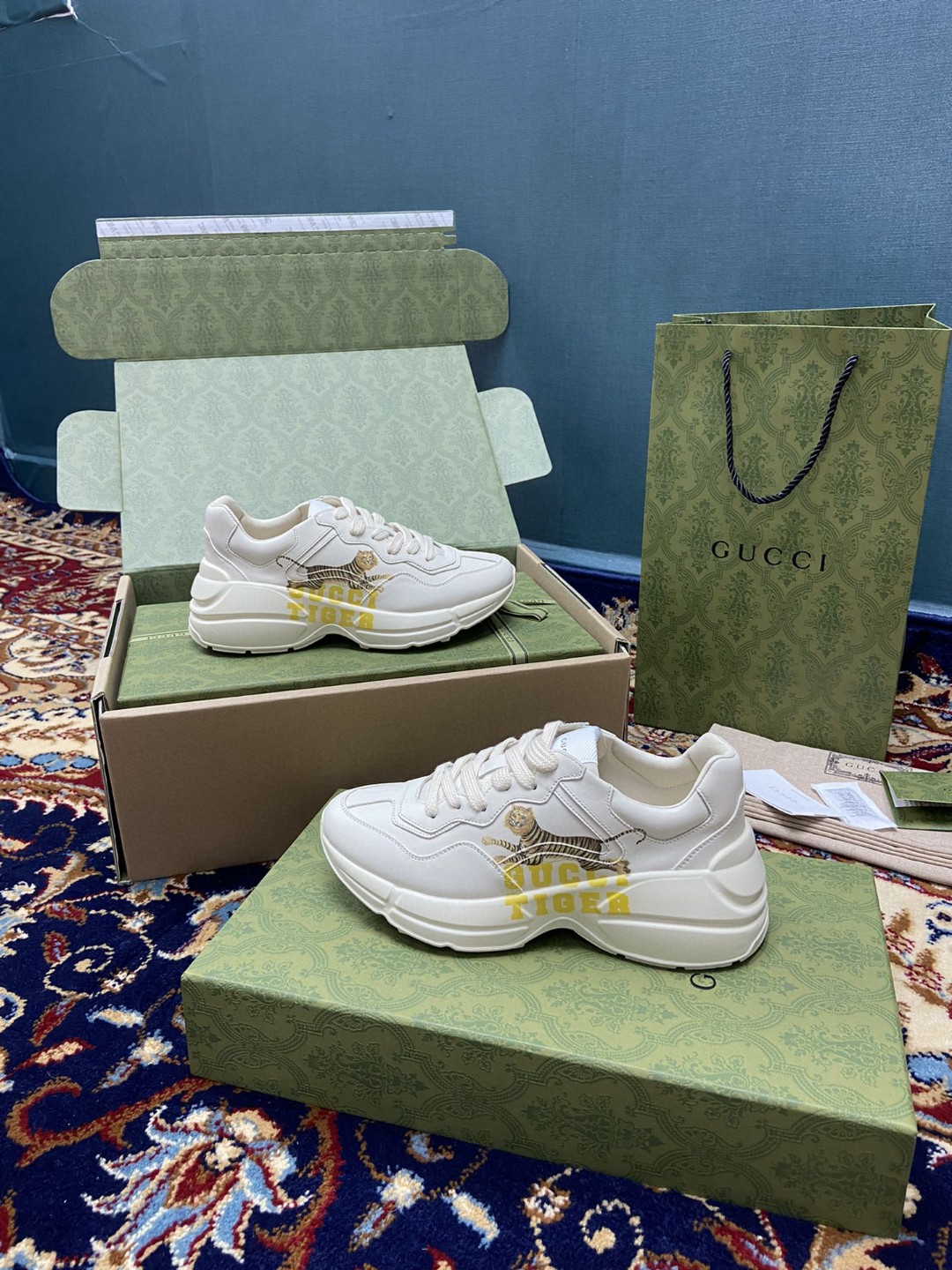 Gvc*1 Men’s Rhyton Sneakers With Gvc*1 Tiger White Ivory For Men 687611 DRW00 9522