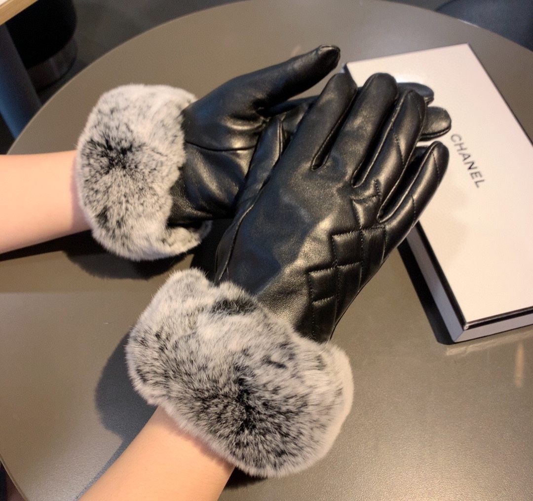 Ch**el Gloves In Black