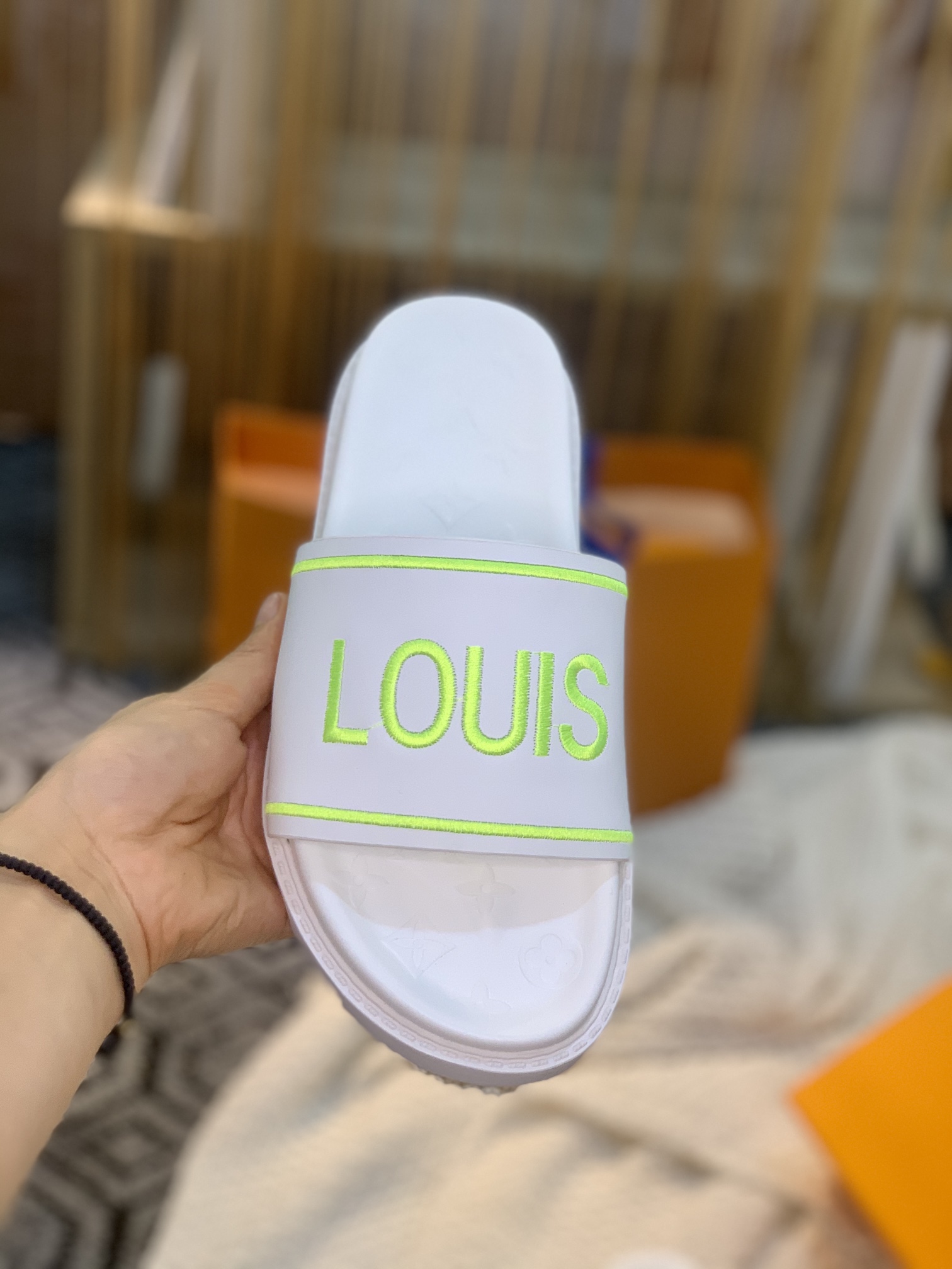 L0vis Vvtt0n Women’s Pool Pillow Flat Comfort Mule White For Women LV