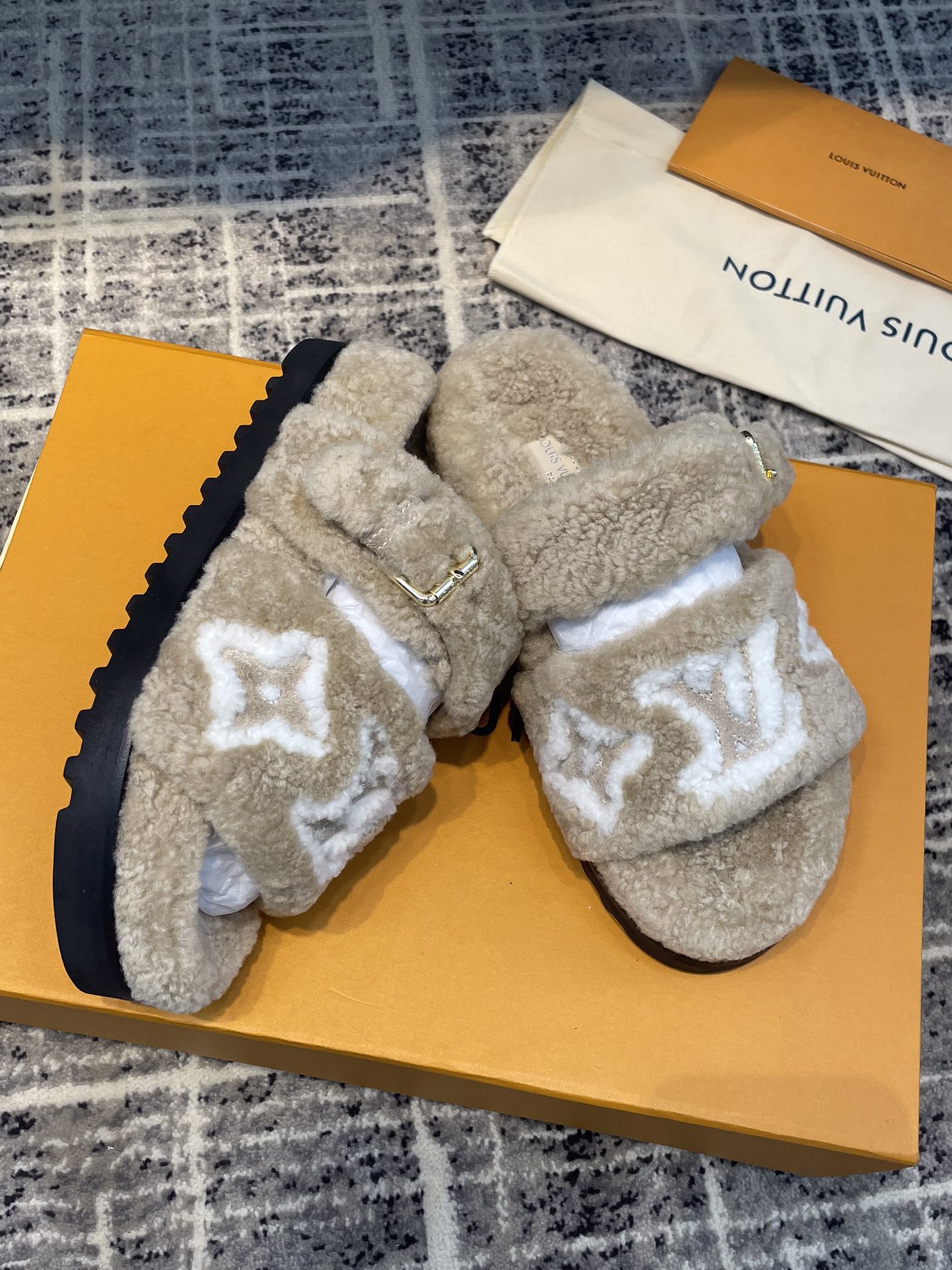 L0vis Vvtt0n Women’s Paseo Flat Comfort Mule Beige For Women LV