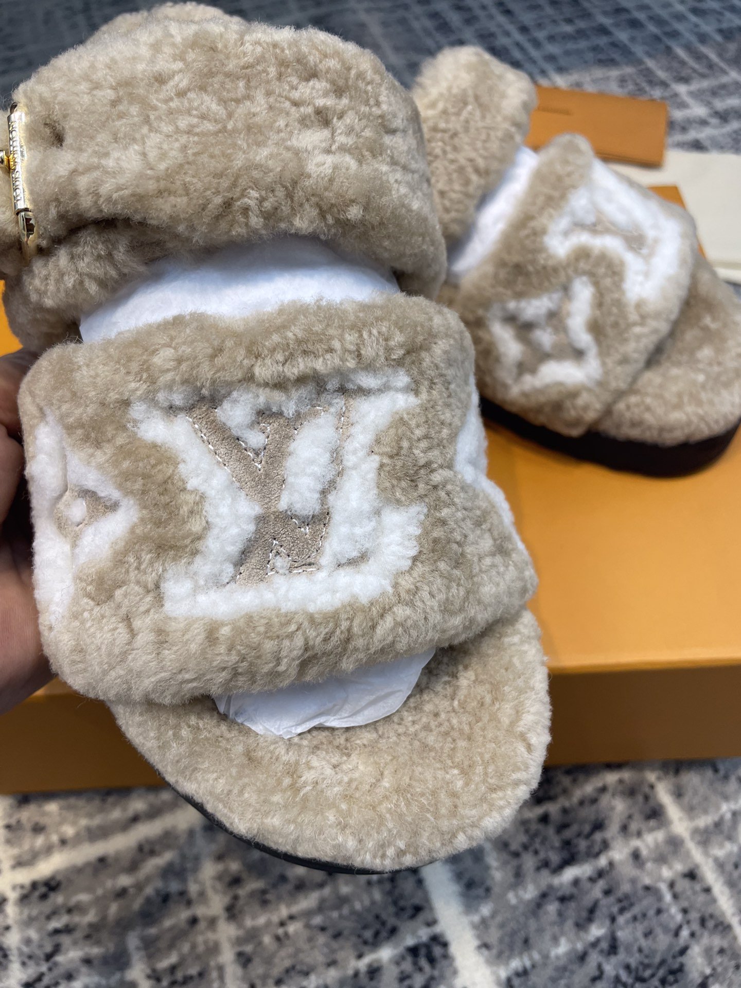 L0vis Vvtt0n Women’s Paseo Flat Comfort Mule Beige For Women LV