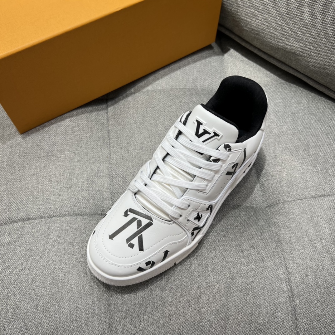 L0vis Vvtt0n LV Trainer Sneaker Black For Men LV 1AAGY7