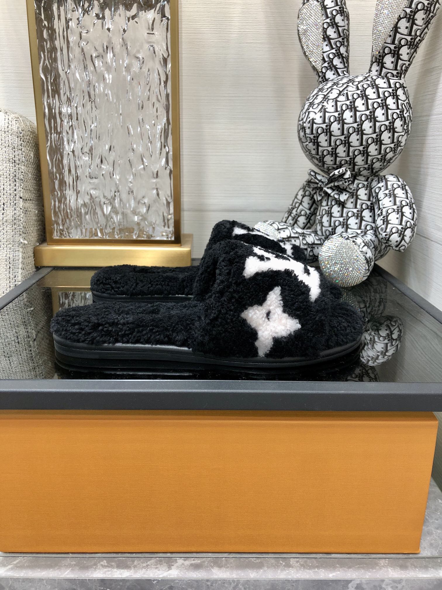 L0vis Vvtt0n Women’s Magnetic Flat Mule Black For Women LV