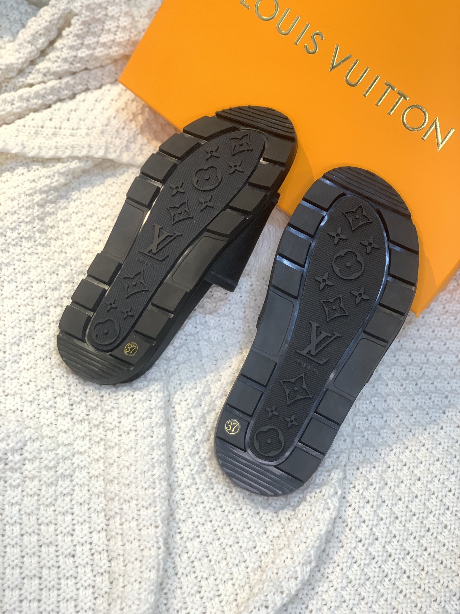 L0vis Vvtt0n Women’s Pool Pillow Flat Comfort Mule Black For Women LV