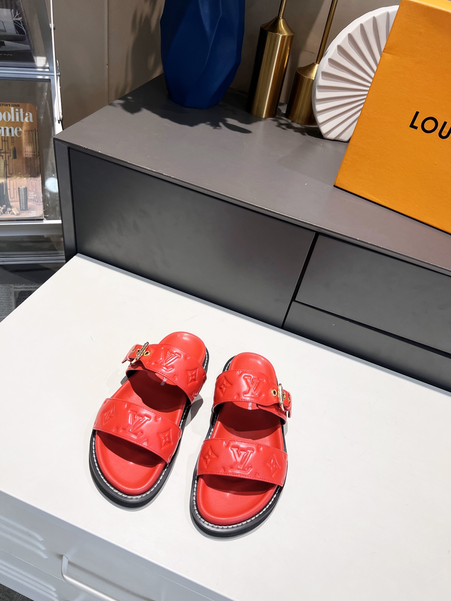 L0vis Vvtt0n Women’s Bom Dia Flat Mule Red For Women LV