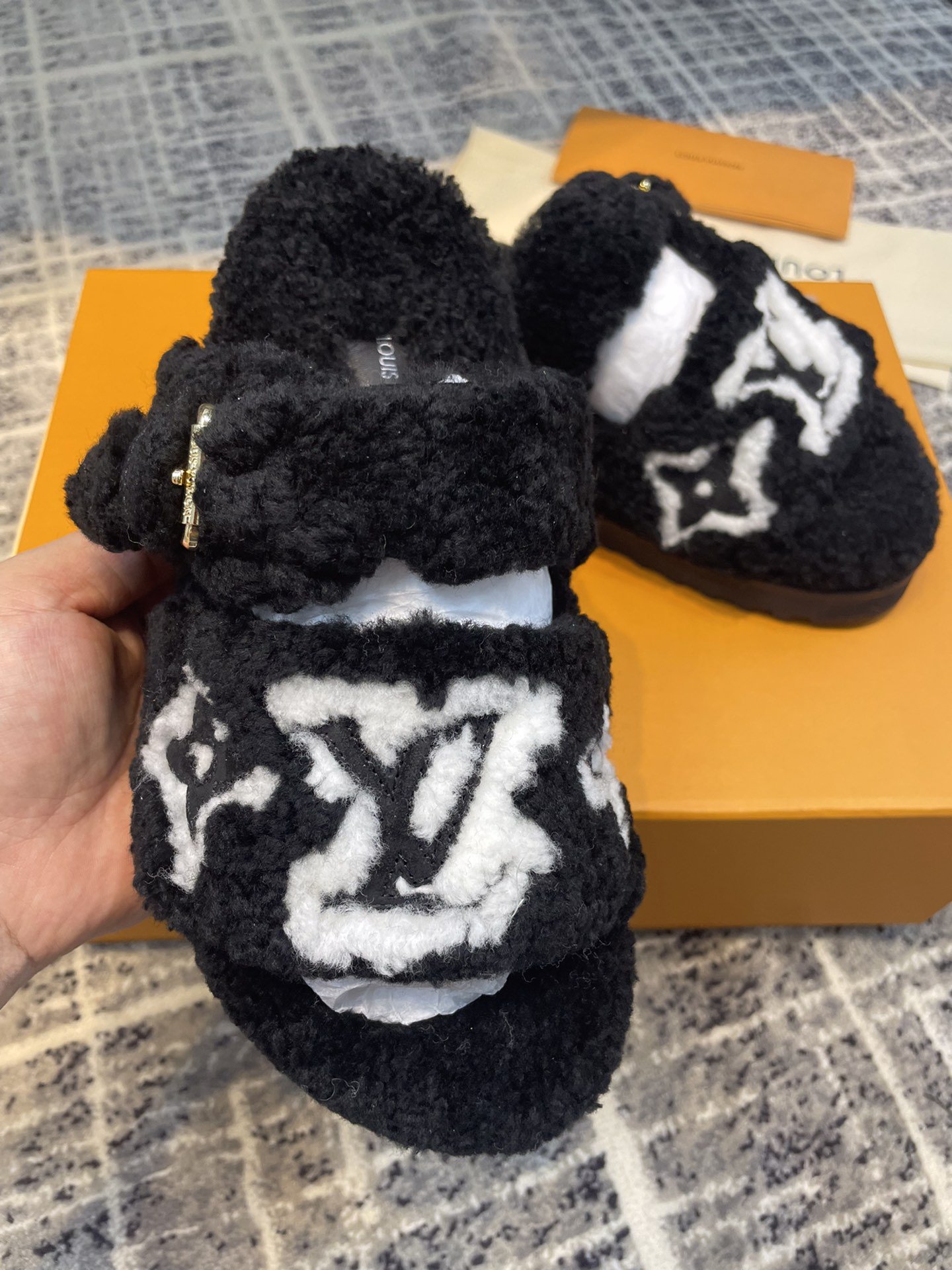 L0vis Vvtt0n Women’s Paseo Flat Comfort Mule Black For Women LV 1AACR8