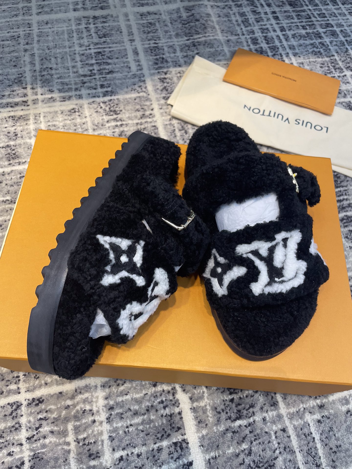 L0vis Vvtt0n Women’s Paseo Flat Comfort Mule Black For Women LV 1AACR8