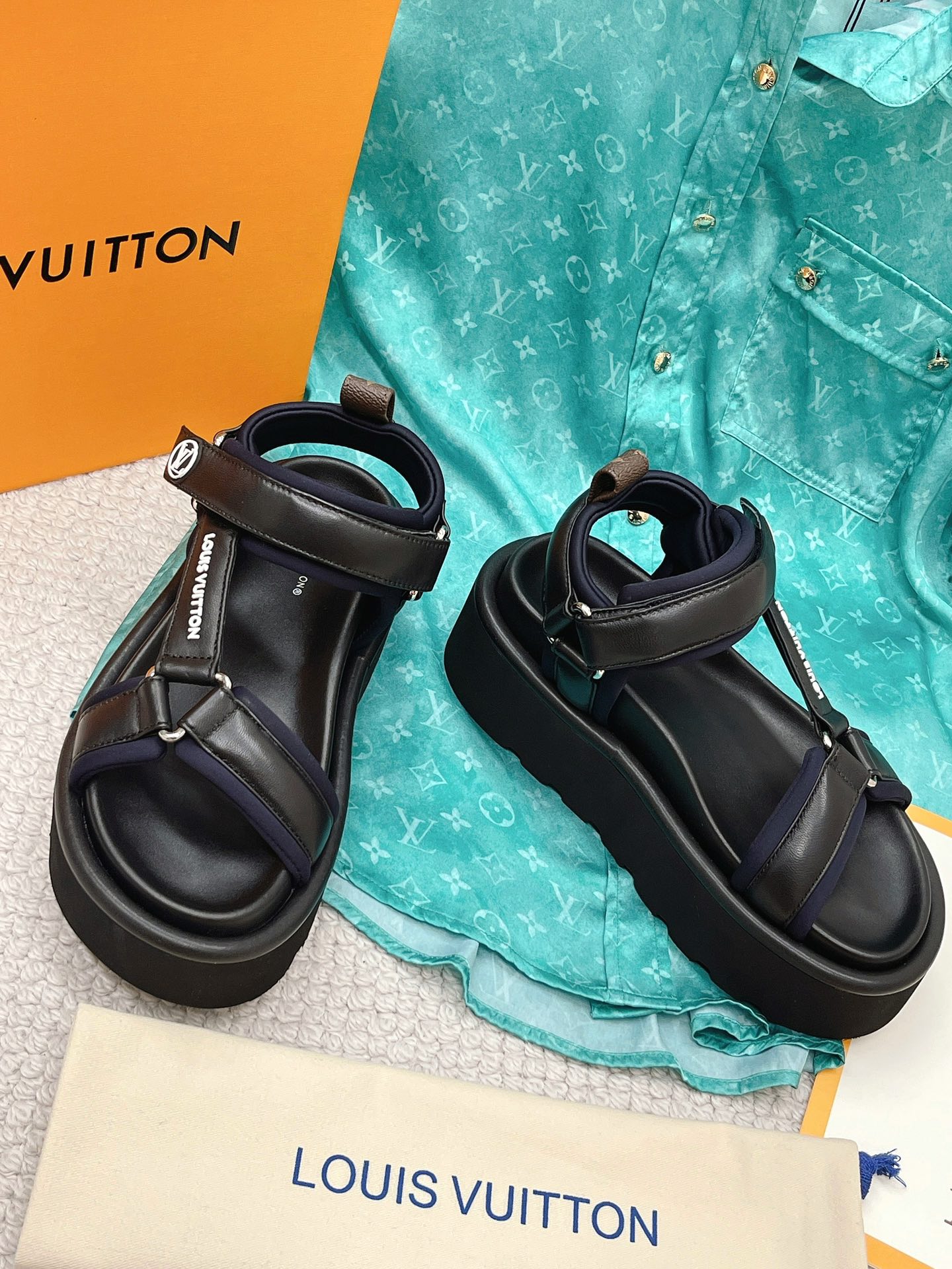 L0vis Vvtt0n Women’s Pool Pillow Flatform Comfort Sandal Black For Women LV 1AABR3