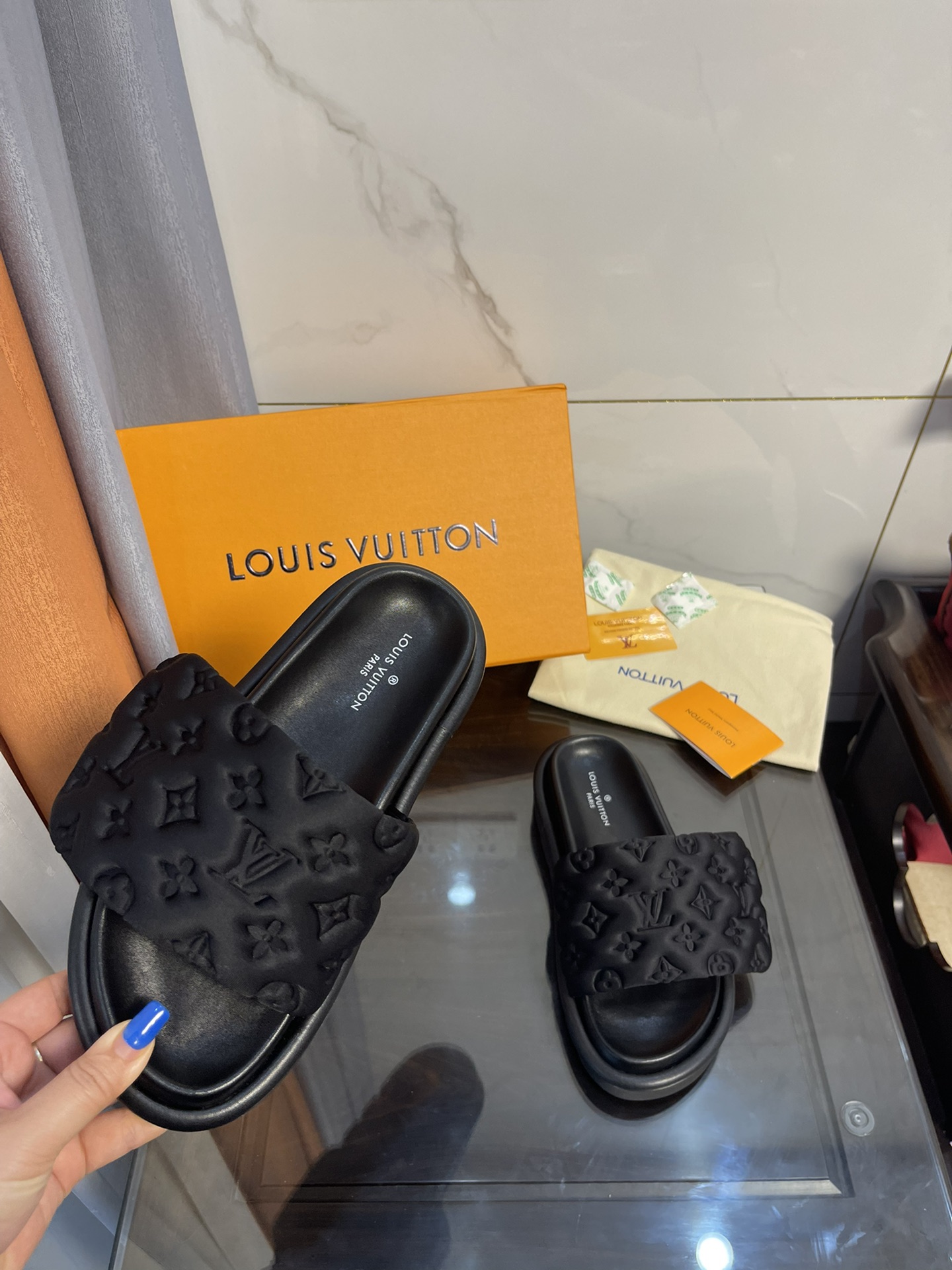 L0vis Vvtt0n Women’s Pool Pillow Comfort Flat Mule Black For Women LV 1AA1EF