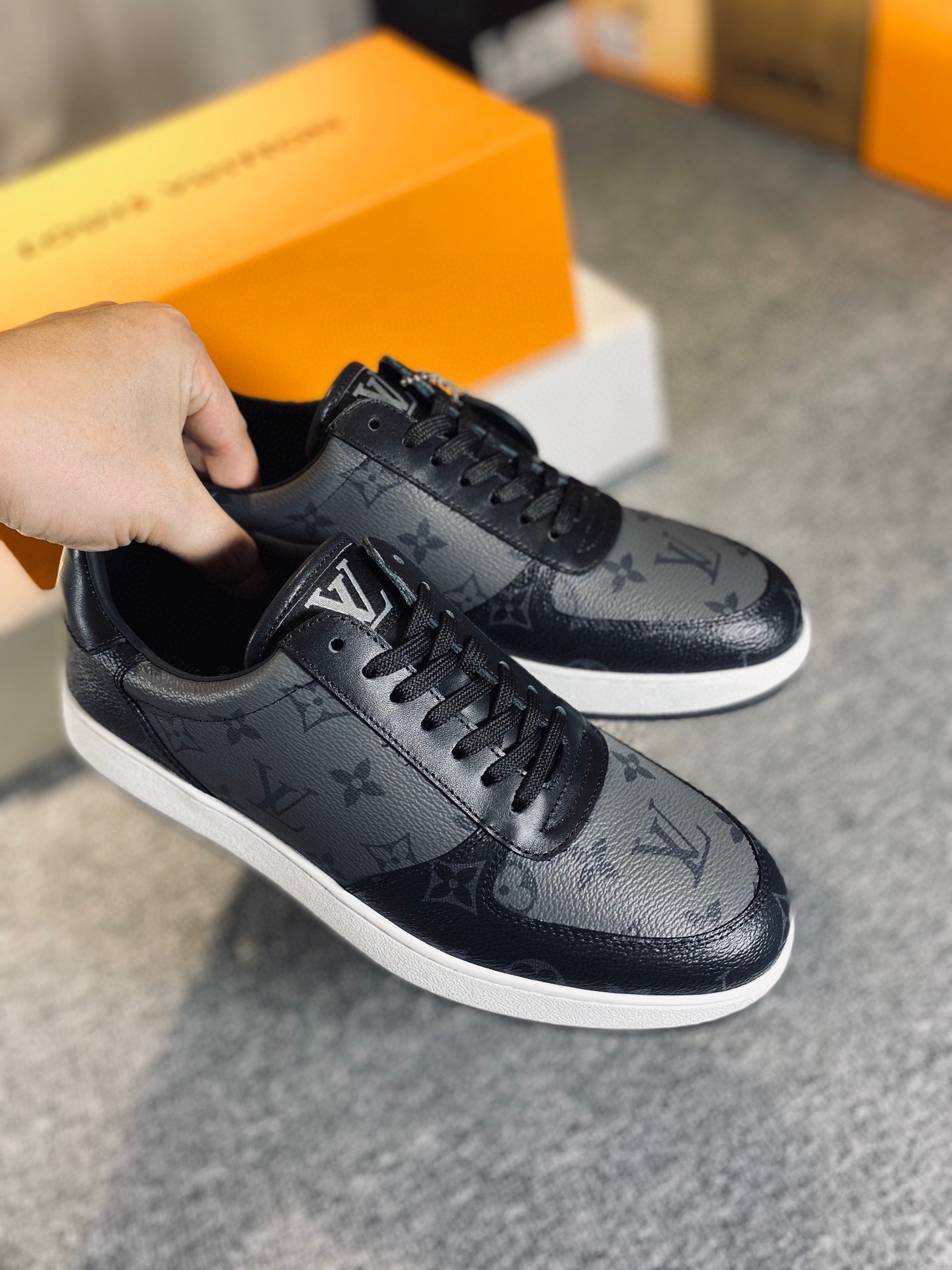 L0vis Vvtt0n Rivoli Sneaker Black For Men LV 1A8EB5