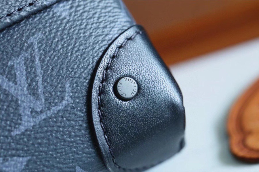 L0vis Vvtt0n Trunk Messenger Monogram Eclipse For Men, Men’s Bags, Shoulder And Crossbody Bags 9.4in/24cm LV M45727