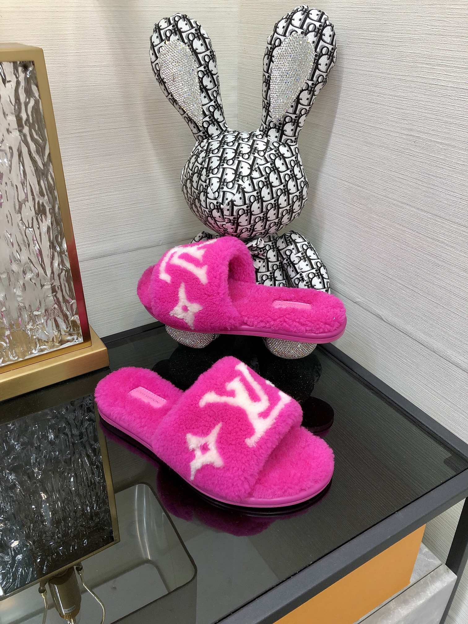 L0vis Vvtt0n Women’s Magnetic Flat Mule Pink For Women LV