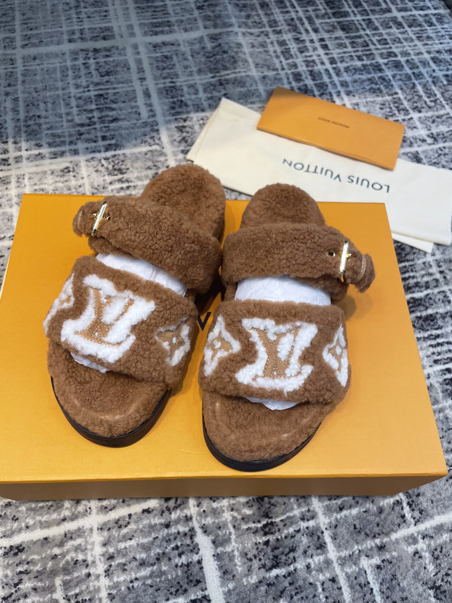 L0vis Vvtt0n Women’s Paseo Flat Comfort Mule Cognac For Women LV 1AACRN