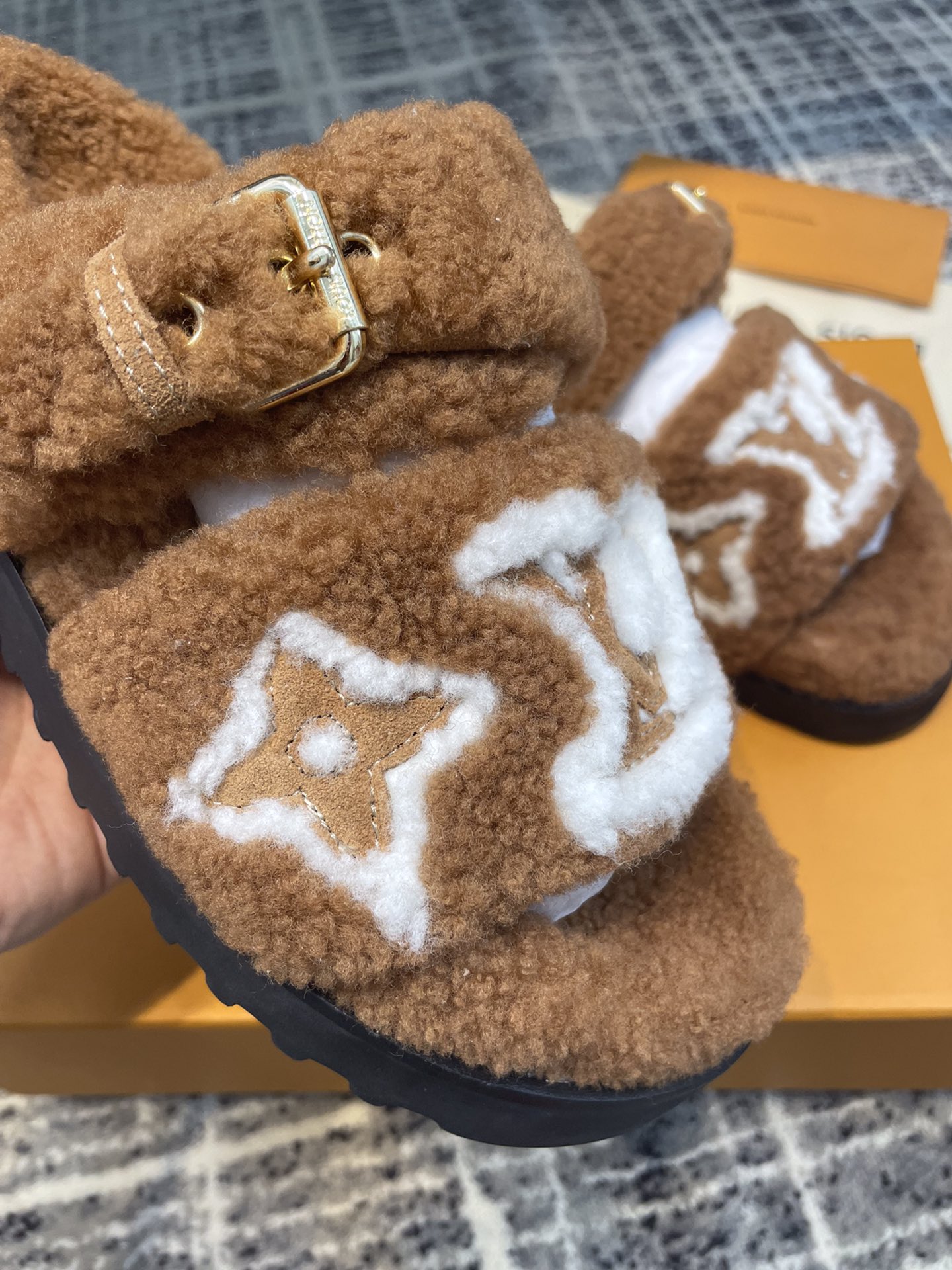 L0vis Vvtt0n Women’s Paseo Flat Comfort Mule Cognac For Women LV 1AACRN