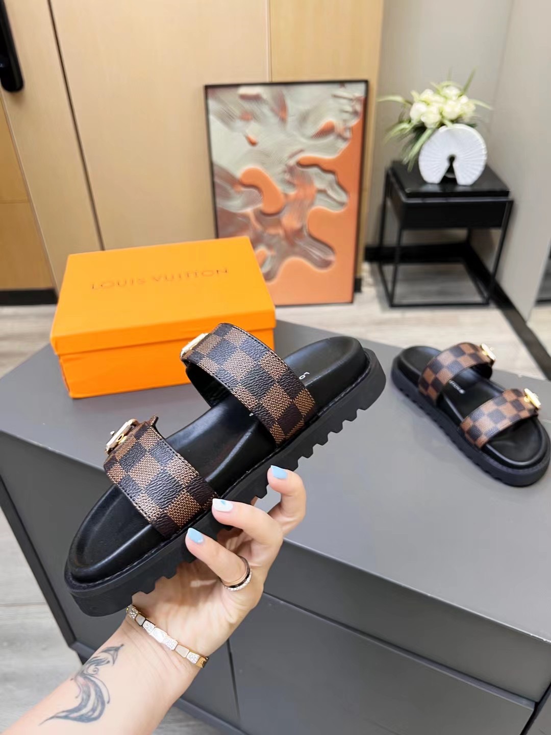 L0vis Vvtt0n Women’s Bom Dia Flat Mule Brown For Women LV