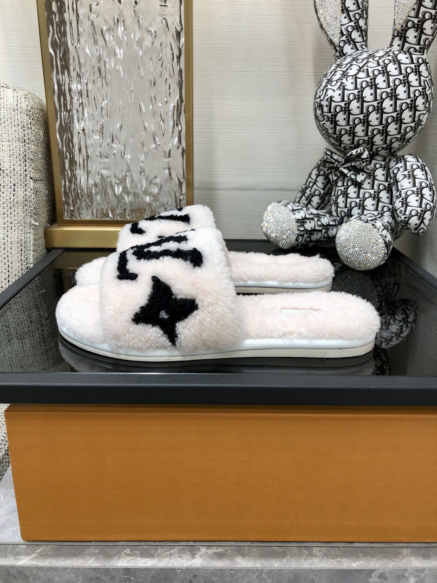 L0vis Vvtt0n Women’s Magnetic Flat Mule White For Women LV