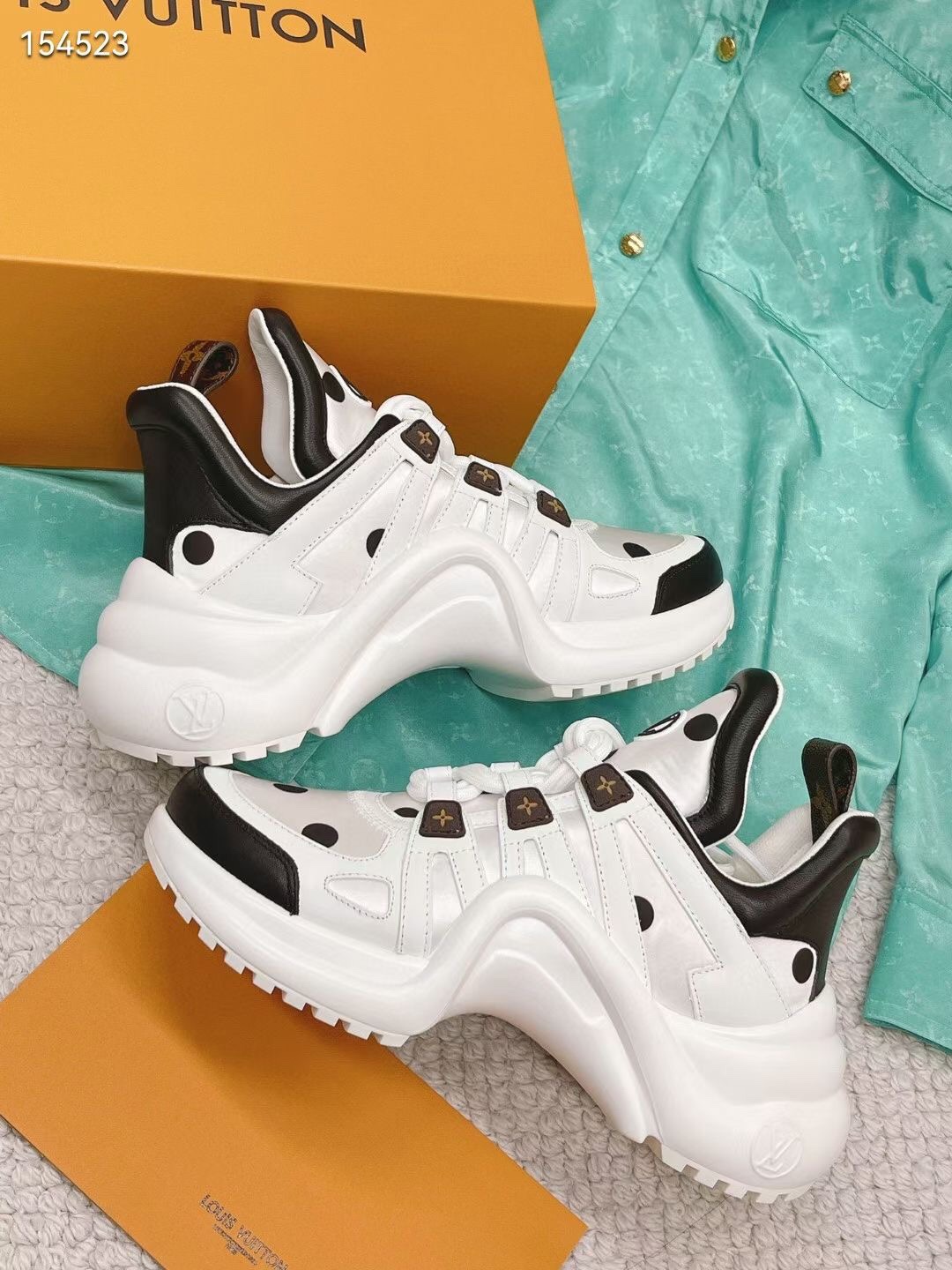 L0vis Vvtt0n Women’s LV Archlight Sneaker White For Women LV 1AA0ON