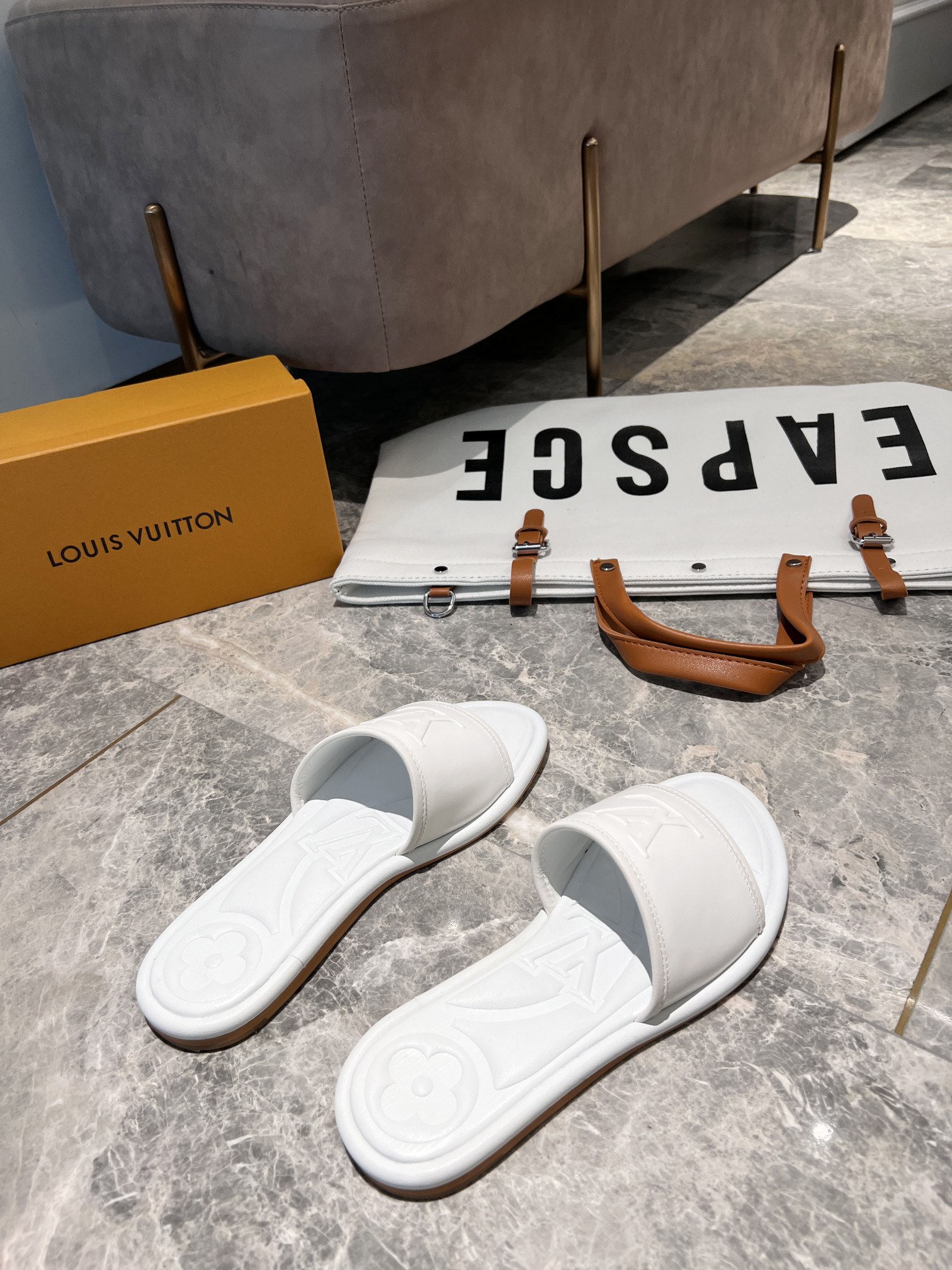 L0vis Vvtt0n Women’s Magnetic Flat Mule White For Women LV