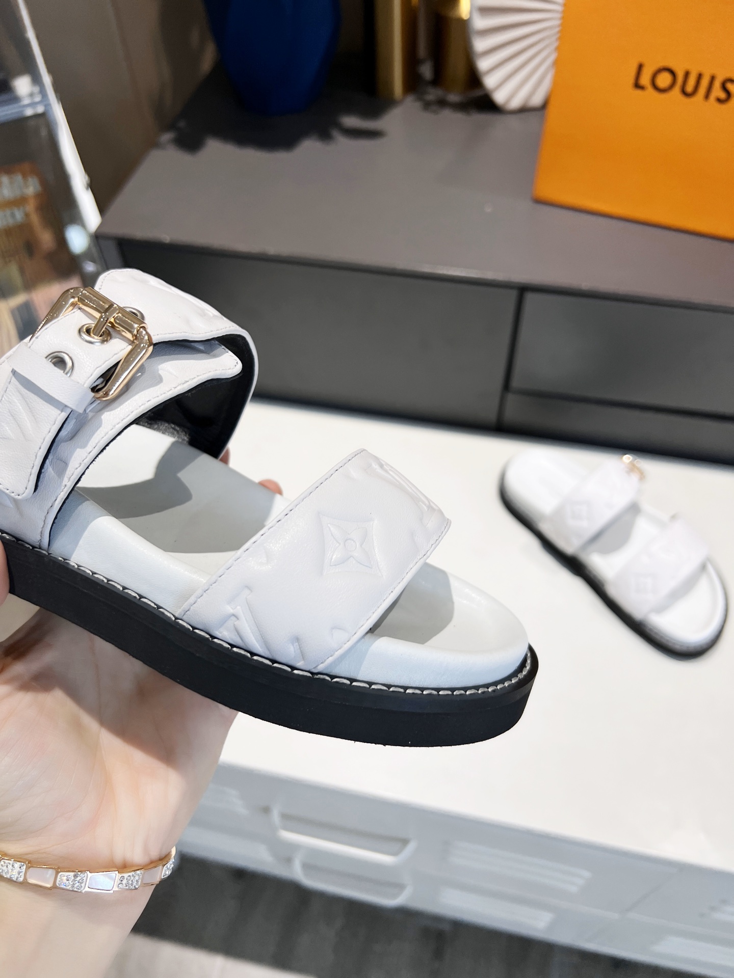 L0vis Vvtt0n Women’s Bom Dia Flat Mule White For Women LV