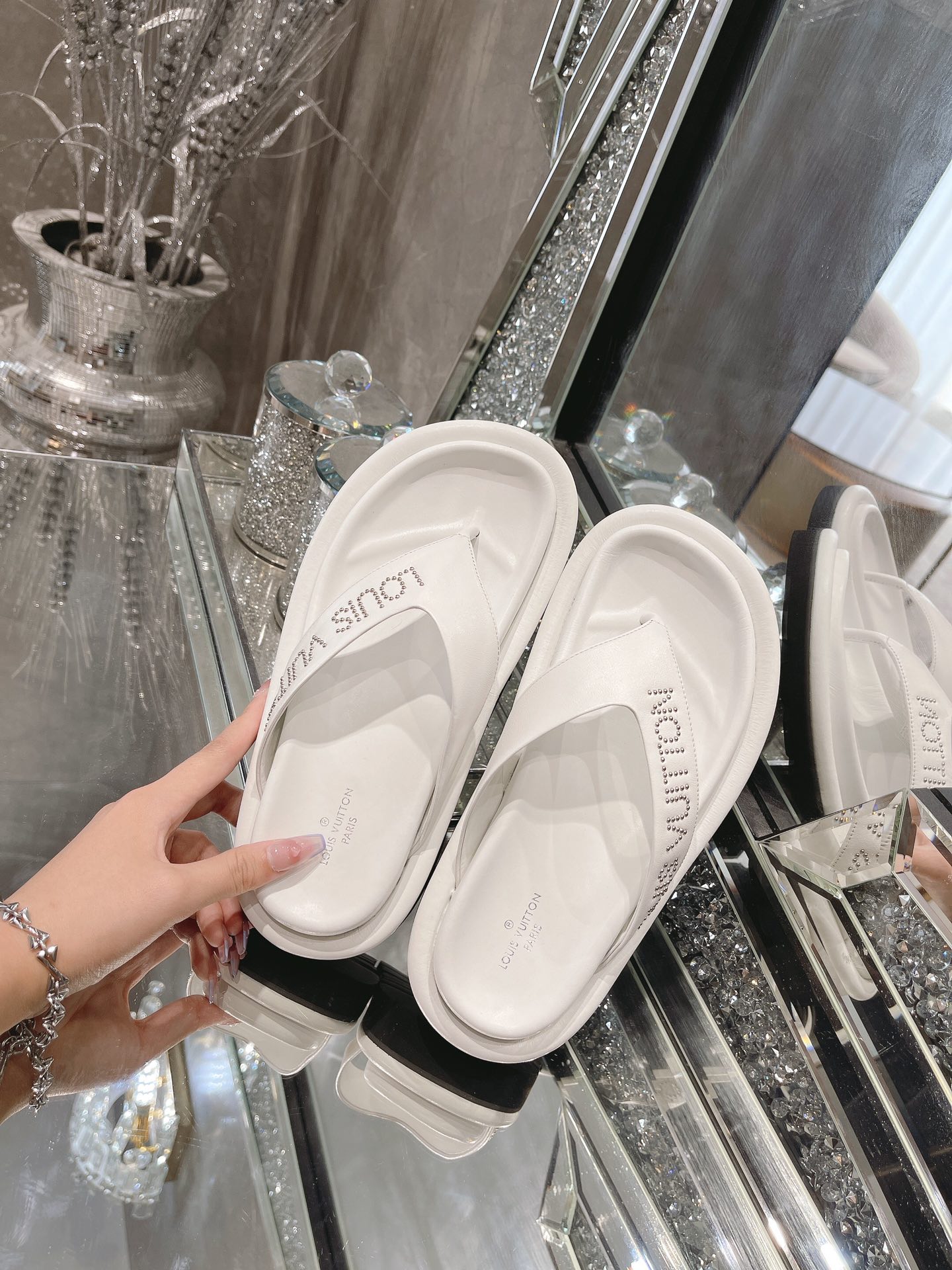 L0vis Vvtt0n Women’s The Pool Pillow Flat Comfort Thong White For Women LV 1AABFK