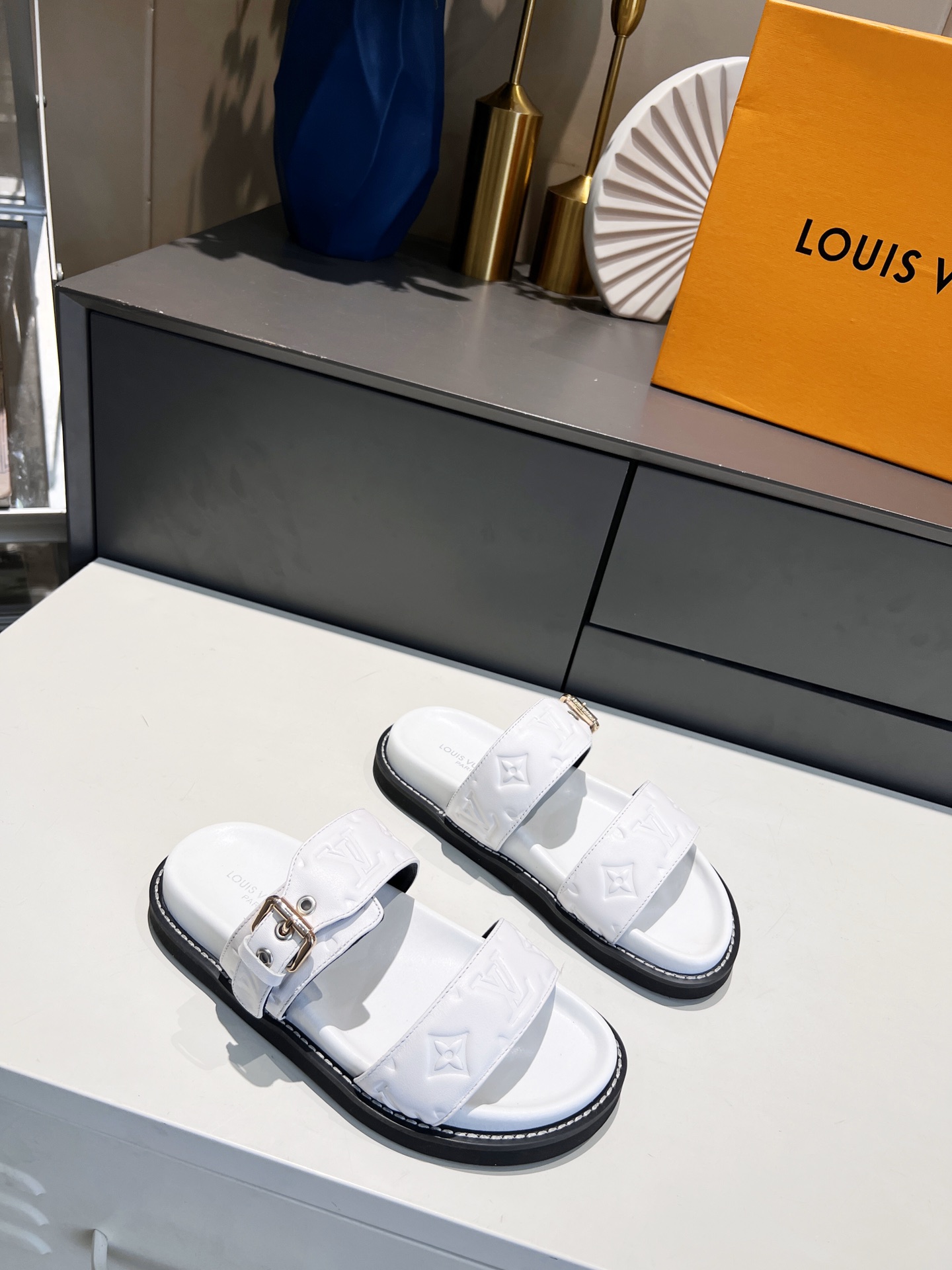 L0vis Vvtt0n Women’s Bom Dia Flat Mule White For Women LV