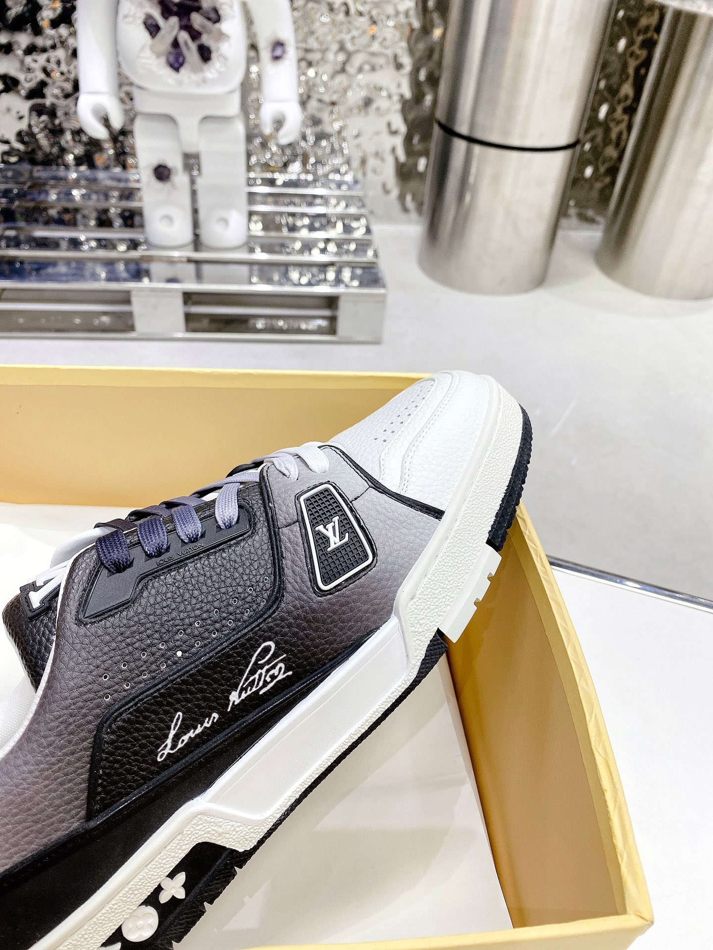 L0vis Vvtt0n Women’s LV Trainers Black For Women LV