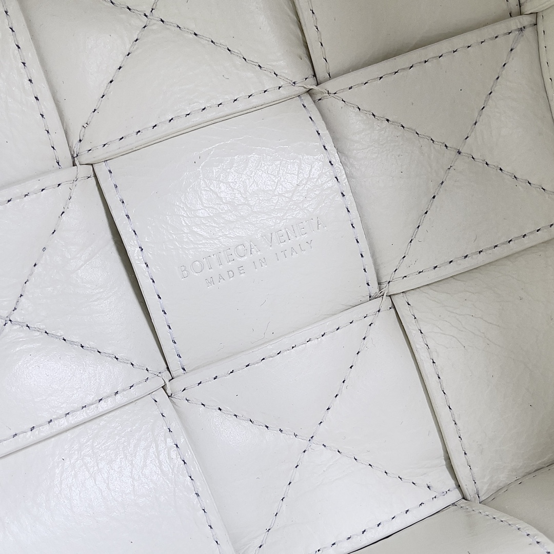 B0tt*ga Ven*ta Small Cassette Bucket Bag White, For Women, Women’s Bags 7.1in/18cm 717187V2FY39009