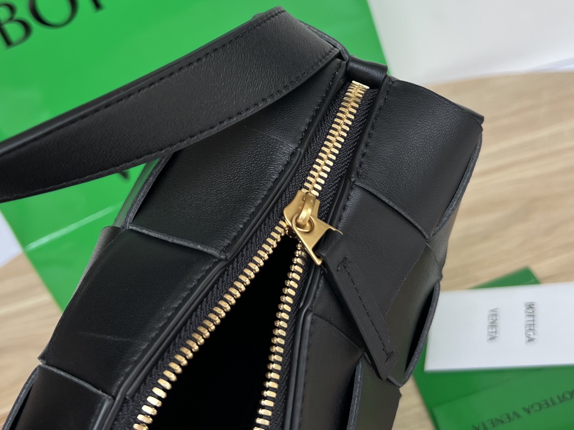 B0tt*ga Ven*ta Brick Cassette Black, For Women, Women’s Bags 11in/28cm