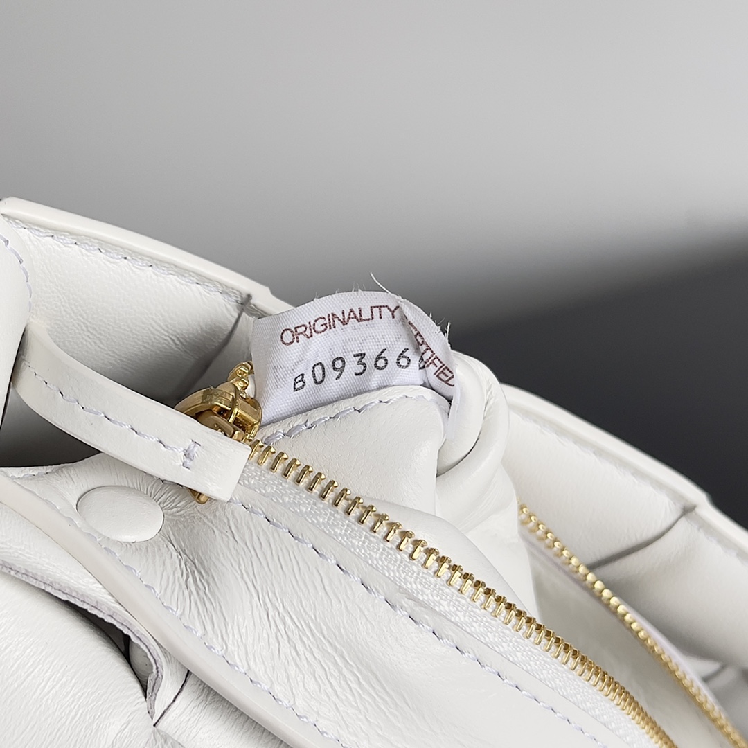 [True-to-ORIGINAL] B0tt*ga Ven*ta Small Padded Cassette White , For Women, Women’s Bags 7.5in/19cm 717506VCQR19009